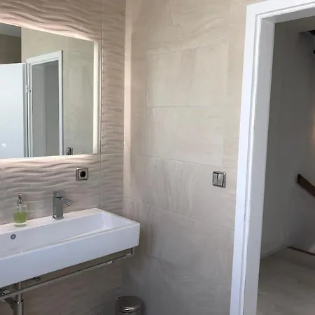 Stuttgart-townhouse Fully Furnished W Garden Apartment *